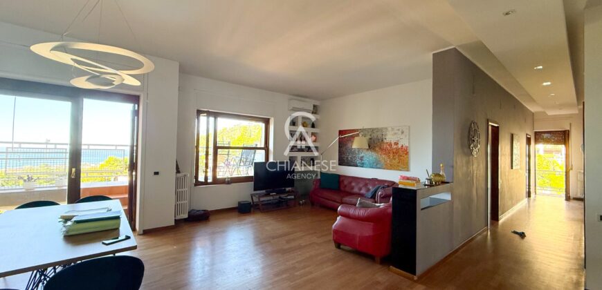 Viale delle Tamerici – Ampio appartamento con vista mare, box auto, cantina e giardino condominiale