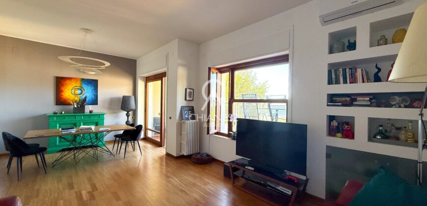 Viale delle Tamerici – Ampio appartamento con vista mare, box auto, cantina e giardino condominiale