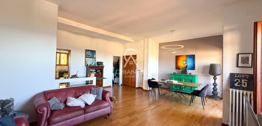 Viale delle Tamerici – Ampio appartamento con vista mare, box auto, cantina e giardino condominiale
