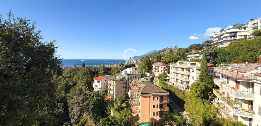 Viale delle Tamerici – Ampio appartamento con vista mare, box auto, cantina e giardino condominiale