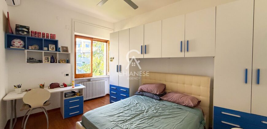 Viale delle Tamerici – Ampio appartamento con vista mare, box auto, cantina e giardino condominiale