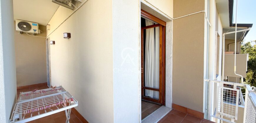 Viale delle Tamerici – Ampio appartamento con vista mare, box auto, cantina e giardino condominiale