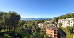 Viale delle Tamerici – Ampio appartamento con vista mare, box auto, cantina e giardino condominiale