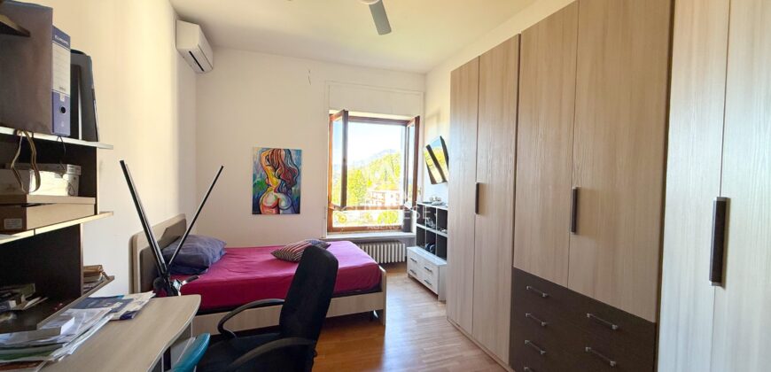 Viale delle Tamerici – Ampio appartamento con vista mare, box auto, cantina e giardino condominiale
