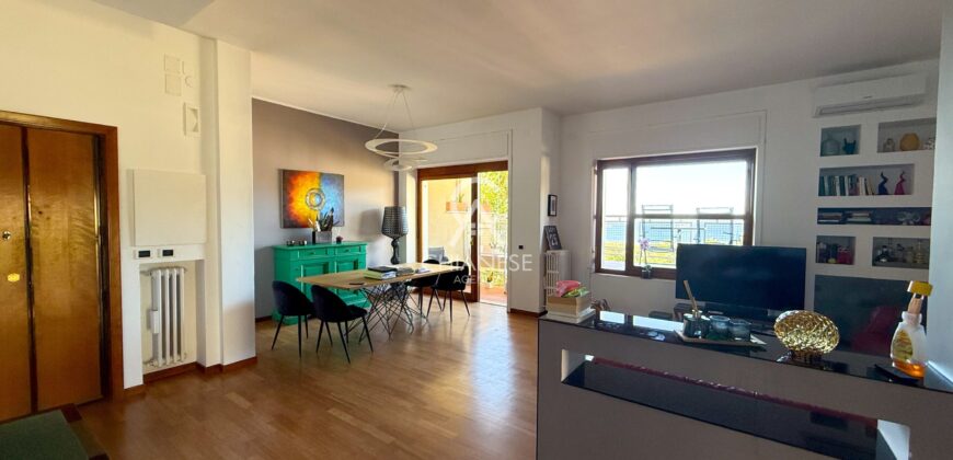 Viale delle Tamerici – Ampio appartamento con vista mare, box auto, cantina e giardino condominiale