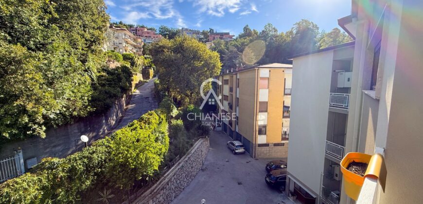 Viale delle Tamerici – Ampio appartamento con vista mare, box auto, cantina e giardino condominiale