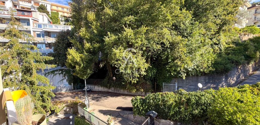 Viale delle Tamerici – Ampio appartamento con vista mare, box auto, cantina e giardino condominiale