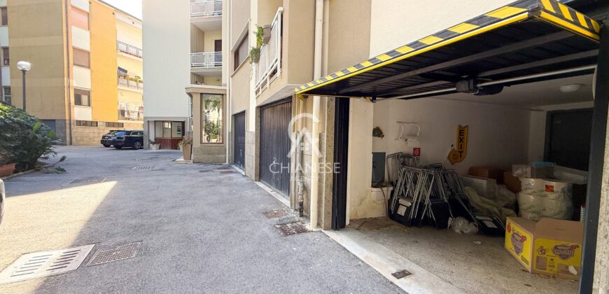 Viale delle Tamerici – Ampio appartamento con vista mare, box auto, cantina e giardino condominiale