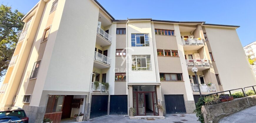 Viale delle Tamerici – Ampio appartamento con vista mare, box auto, cantina e giardino condominiale