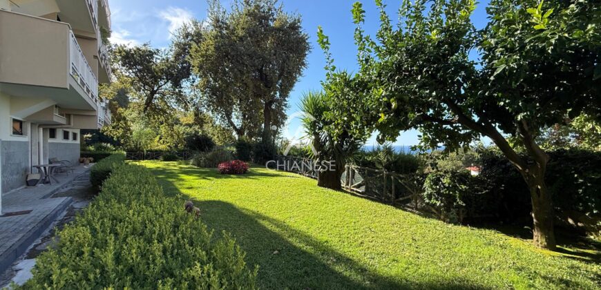 Viale delle Tamerici – Ampio appartamento con vista mare, box auto, cantina e giardino condominiale