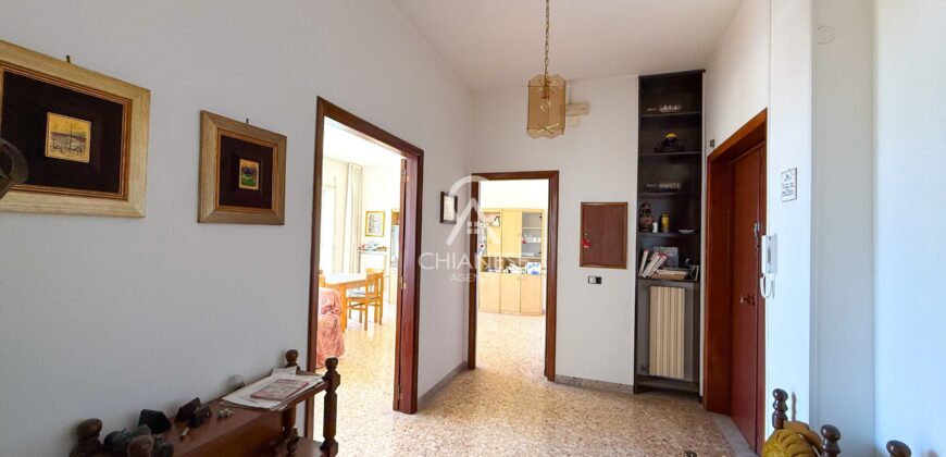 Soluzione Abitativa con Balconi Panoramici e Vista Mare