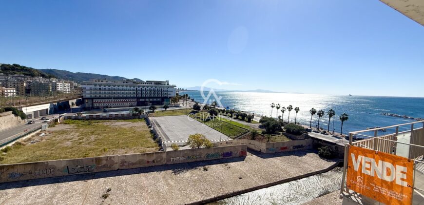 Soluzione Abitativa con Balconi Panoramici e Vista Mare