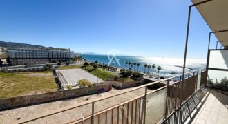 Soluzione Abitativa con Balconi Panoramici e Vista Mare