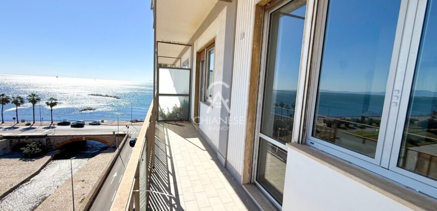 Soluzione Abitativa con Balconi Panoramici e Vista Mare